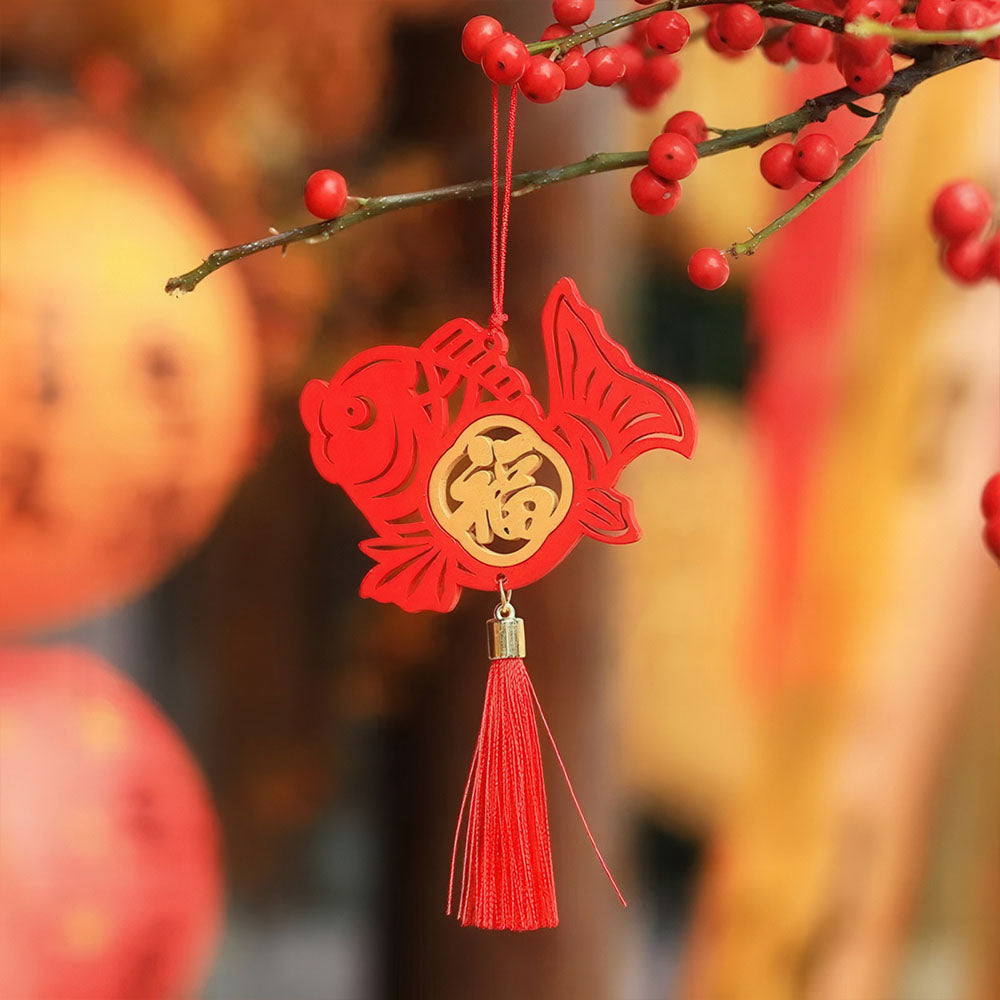 Le porte-bonheur chinois rouge en forme de poisson avec le caractère de la fortune.