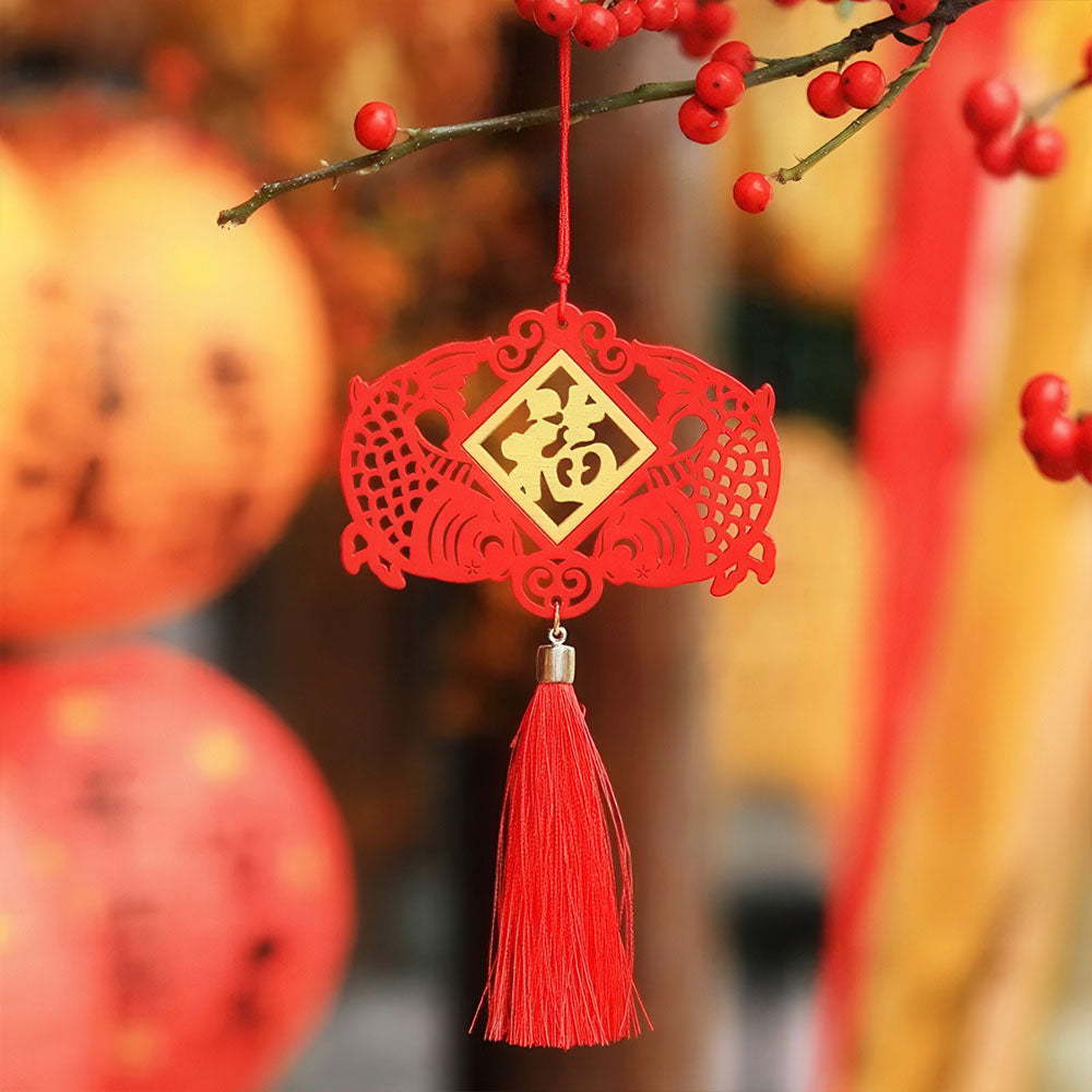 Le porte-bonheur chinois rouge avec deux poissons dans un cadre carré.