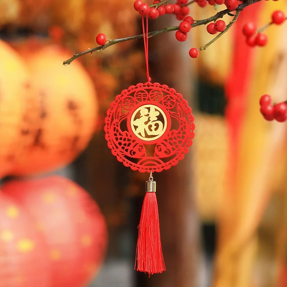 Le porte-bonheur chinois rouge, médaillon rond avec des carpes.