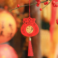 Thumbnail for Le porte-bonheur chinois rouge en forme de sac de fortune.