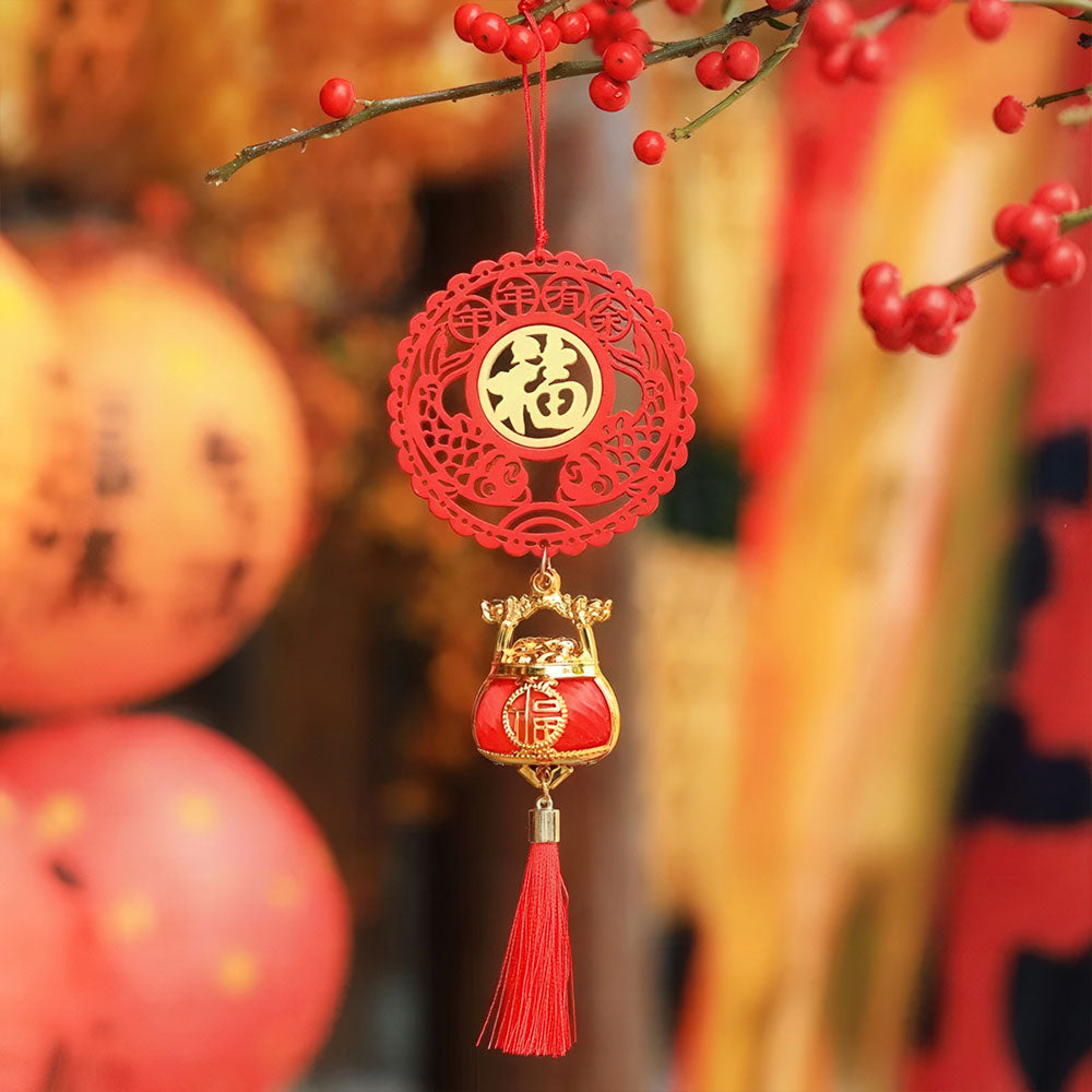 Le porte-bonheur chinois double carpe rouge avec un sac de richesse rond.