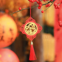 Thumbnail for Le porte-bonheur chinois rouge avec deux serpents.