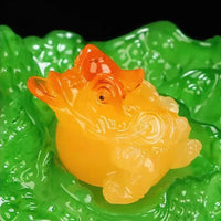 Thumbnail for Détail du crapaud de la fortune (Jin Chan) caché dans les feuilles du chou porte-bonheur.