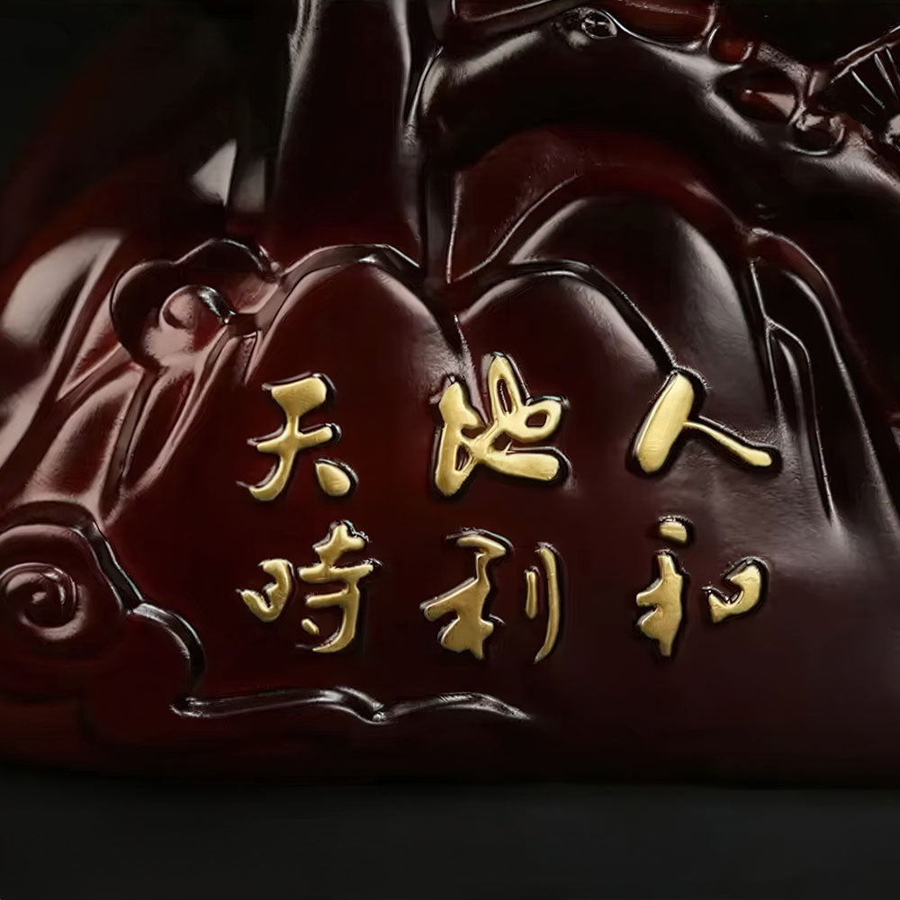 Gros plan sur l'inscription du socle, un vœu de succès et d'harmonie.