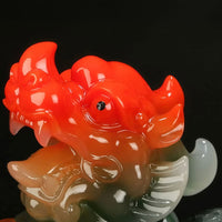 Thumbnail for Gros plan sur la tête du Pixiu en résine de la statue porte-bonheur chinoise.