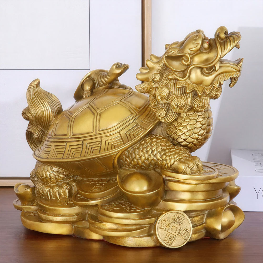 La Tortue Dragon, une puissante amulette Feng Shui pour la carrière et la protection, assise sur des sapèques.