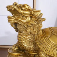 Thumbnail for Gros plan sur la tête de dragon de la statue en laiton, montrant la finesse de la sculpture.