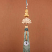 Thumbnail for Le porte-bonheur chinois pour voiture, modèle Bouddha, avec son pompon vert clair.