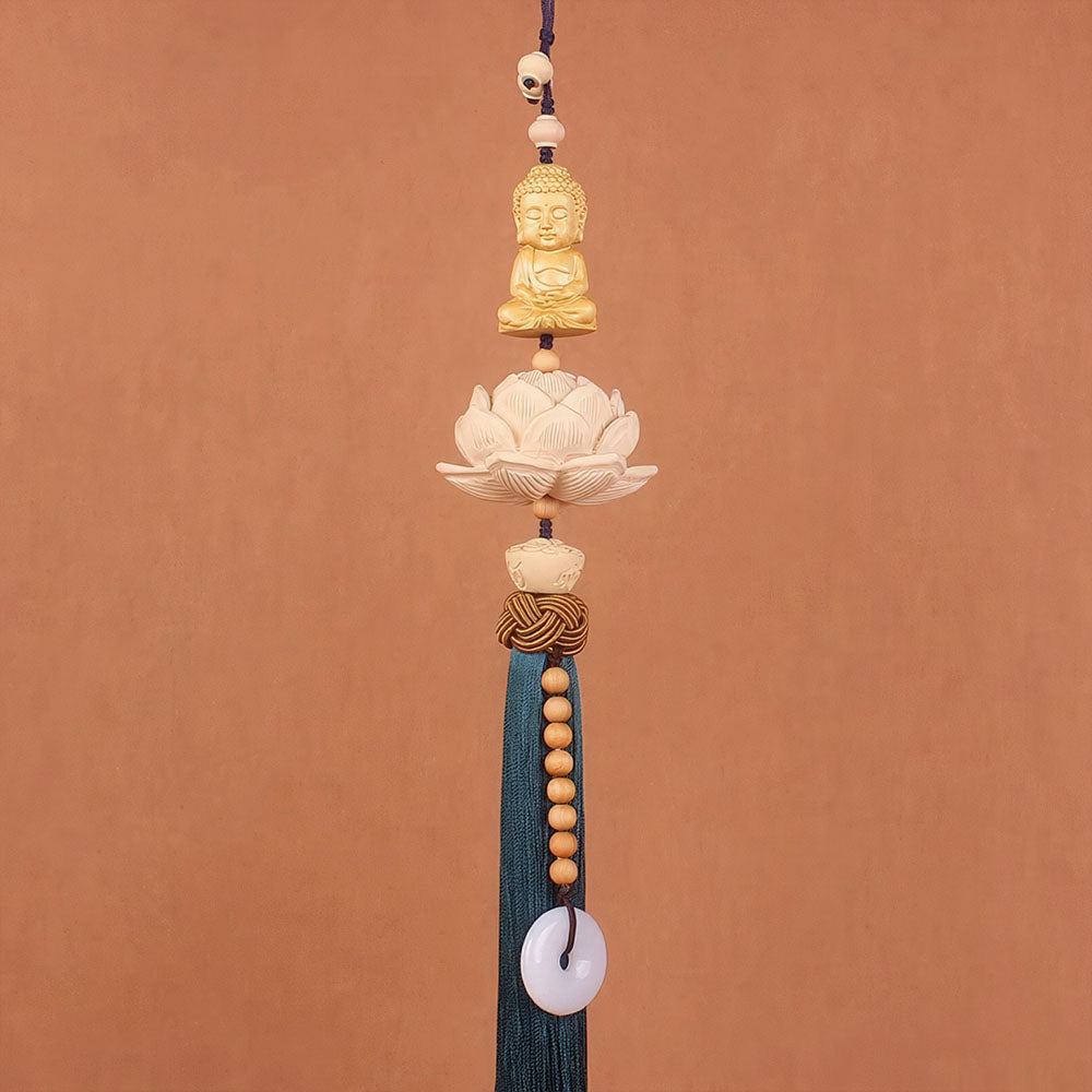 Le porte-bonheur chinois pour voiture, modèle Bouddha, avec son pompon bleu sombre.