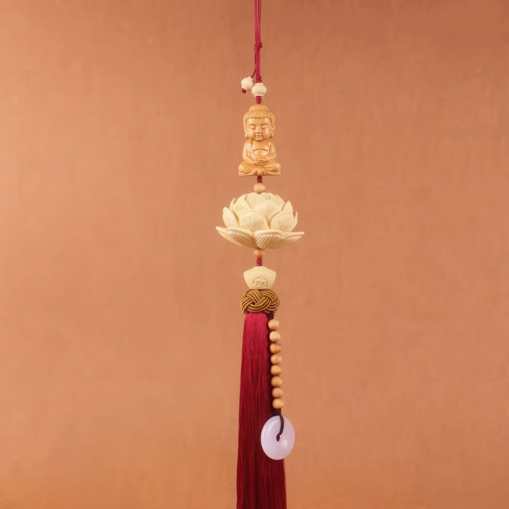 Le porte-bonheur chinois pour voiture, modèle Bouddha, avec son pompon rouge.