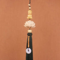 Thumbnail for Le porte-bonheur chinois pour voiture, modèle Bouddha, avec son pompon vert foncé.