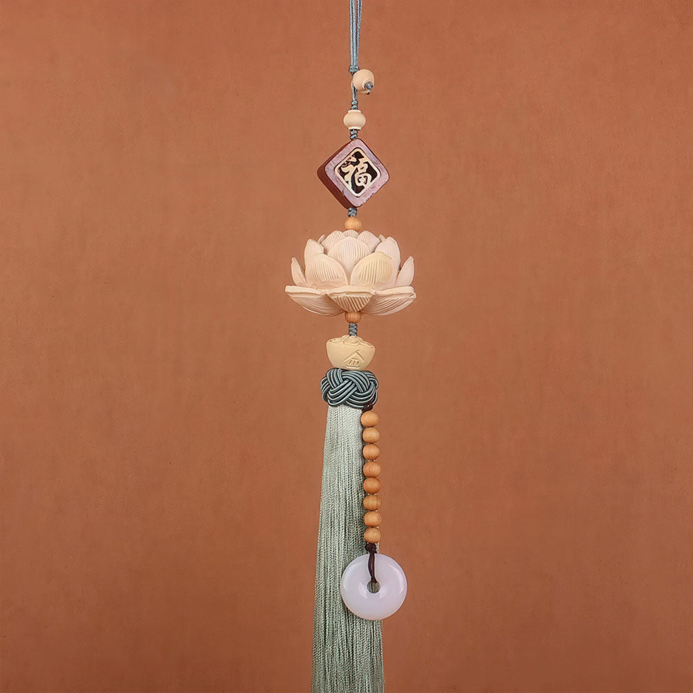 Le porte-bonheur chinois pour voiture, modèle "Fú", avec son pompon bleu clair.
