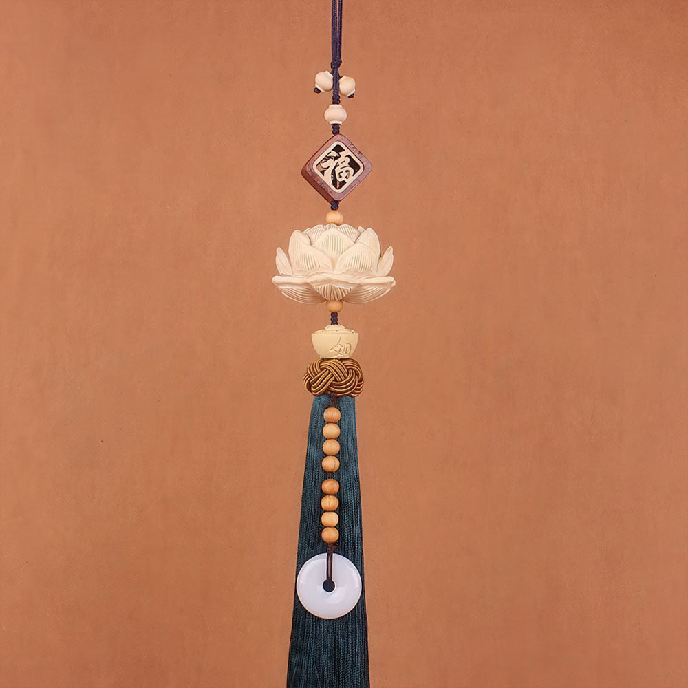 Le porte-bonheur chinois pour voiture, modèle "Fú", avec son pompon bleu sombre.