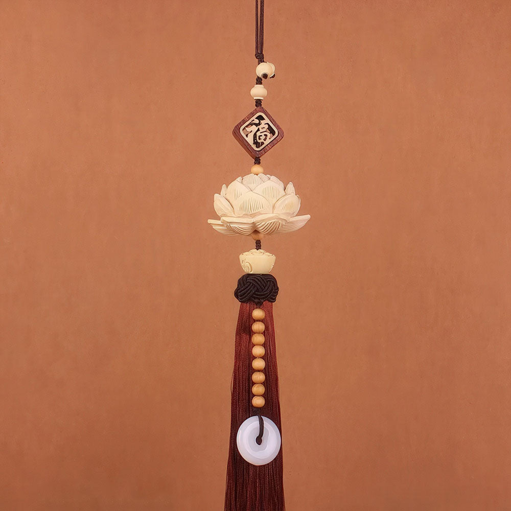 Le porte-bonheur chinois pour voiture, modèle "Fú", avec son pompon marron.