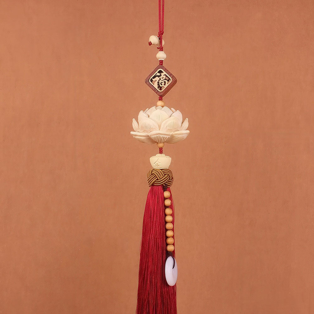 Le porte-bonheur chinois pour voiture, modèle "Fú", avec son pompon rouge.