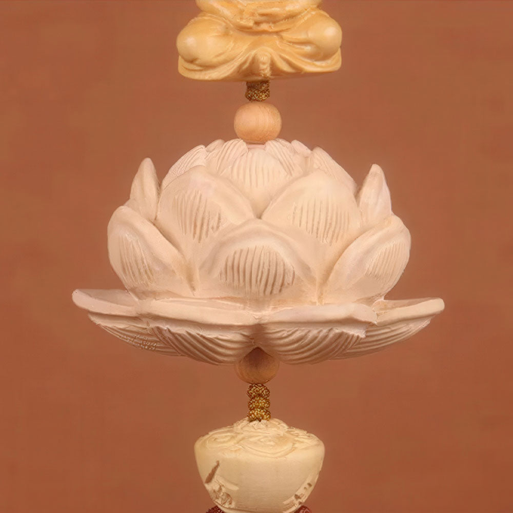 Gros plan sur la fleur de lotus sculptée du porte-bonheur chinois pour voiture.