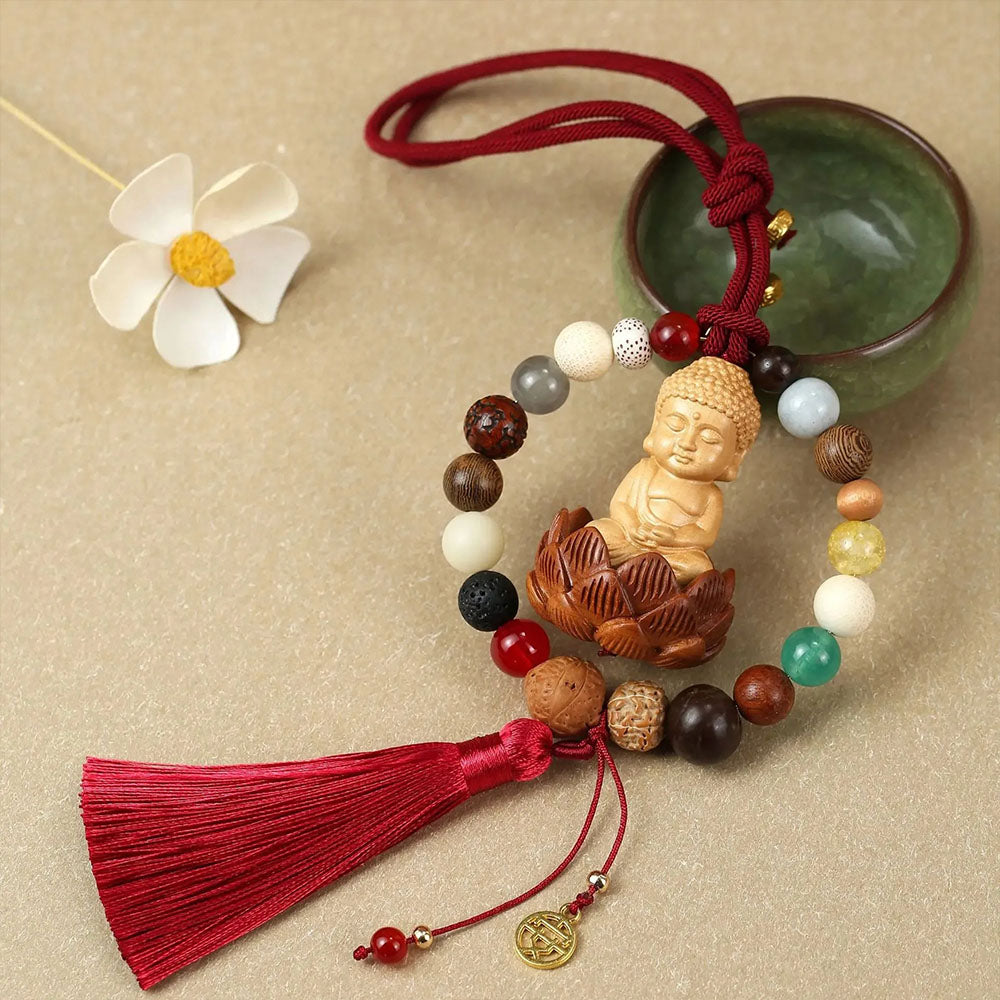Le porte-bonheur chinois Zen, variante avec un pompon rouge profond.