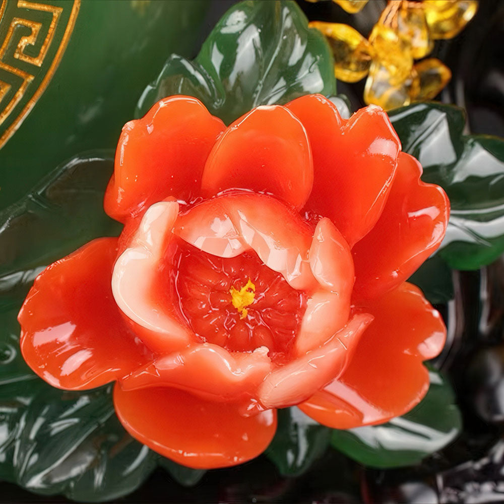 Détail de la fleur de pivoine, symbole de richesse et d'honneur, sur la statue porte-bonheur.