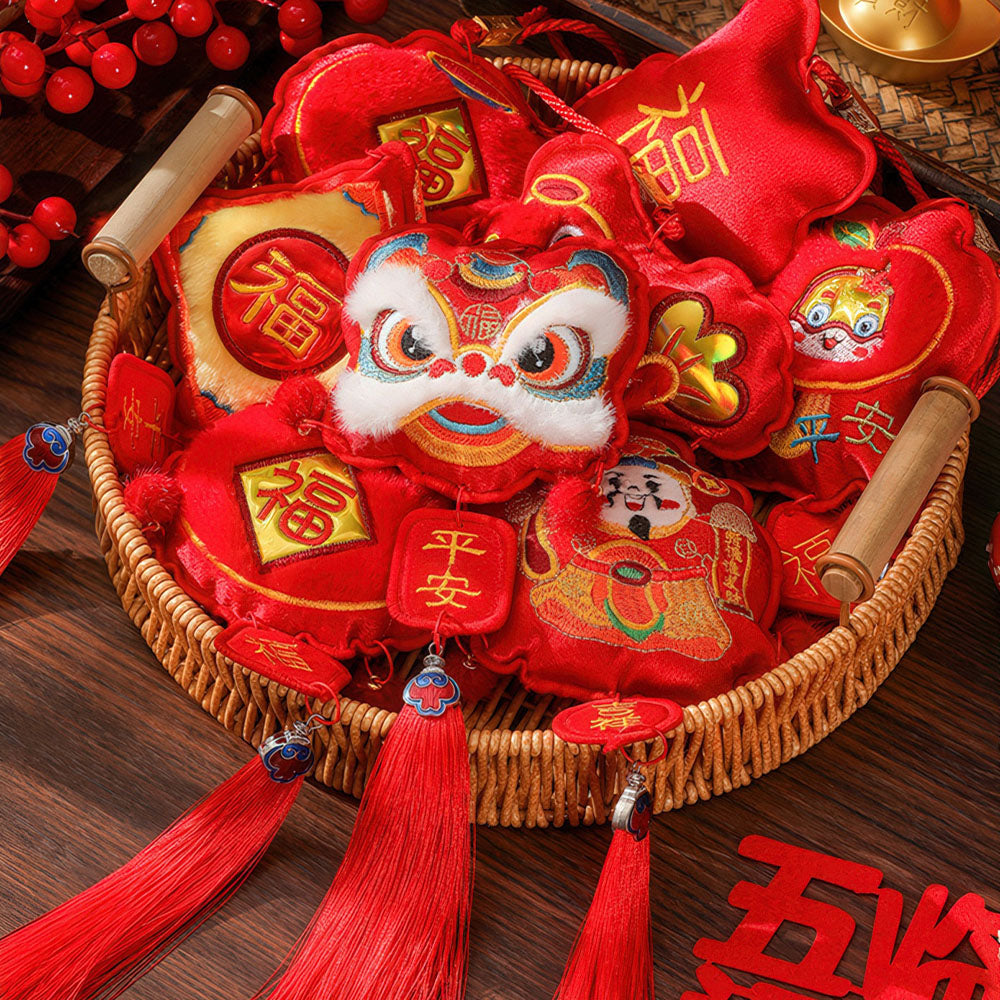 Assortiment de porte-bonheurs brodés pour le Nouvel An Chinois, présentés dans un panier.