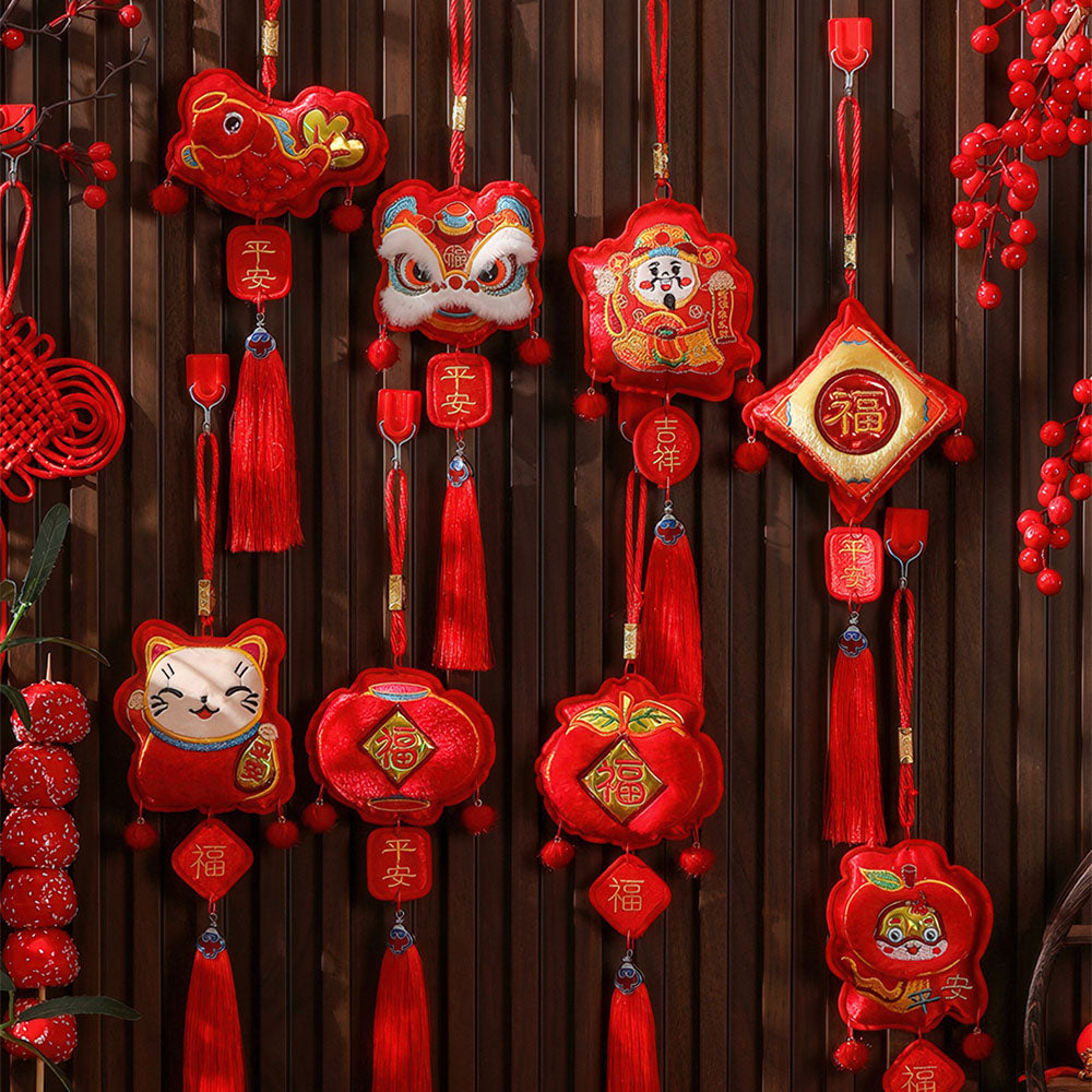 Collection des porte-bonheurs du Nouvel An Chinois, suspendus comme décoration murale festive.