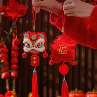 Thumbnail for Présentation de deux modèles de porte-bonheurs du Nouvel An Chinois pour comparer les styles.