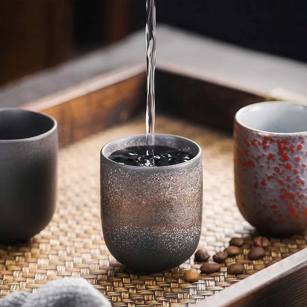 Préparation d'un thé traditionnel en versant de l'eau dans une tasse chinoise en céramique