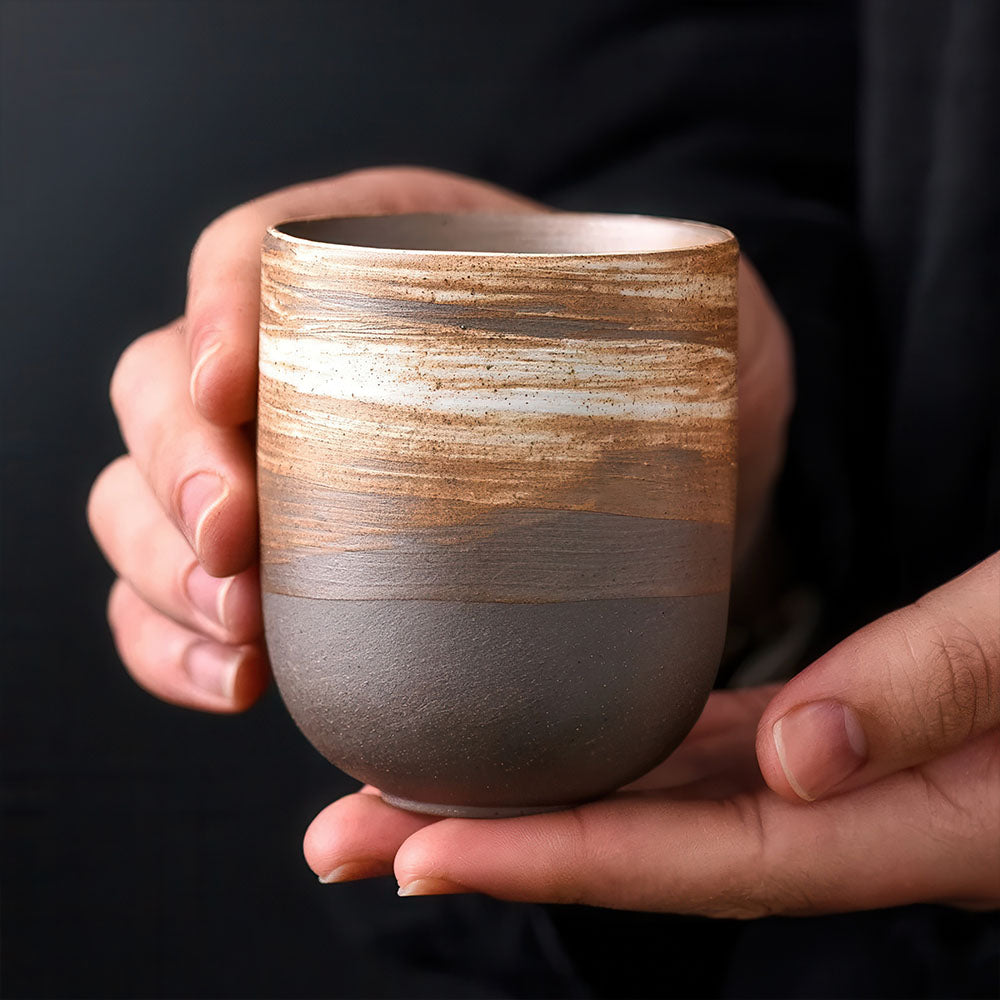 Vue de la taille et de la texture d'une tasse à thé sans anse