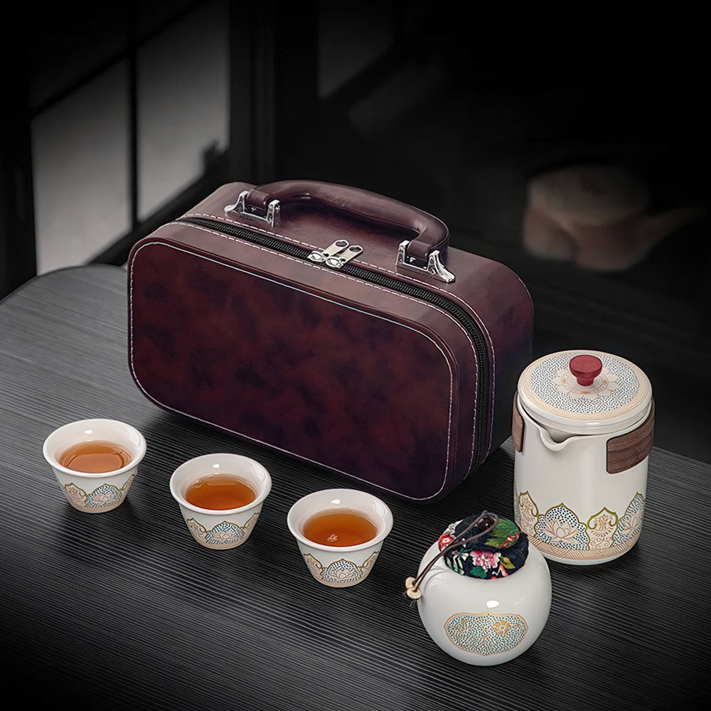 Élégant service à thé chinois ancien blanc avec sa mallette marron.