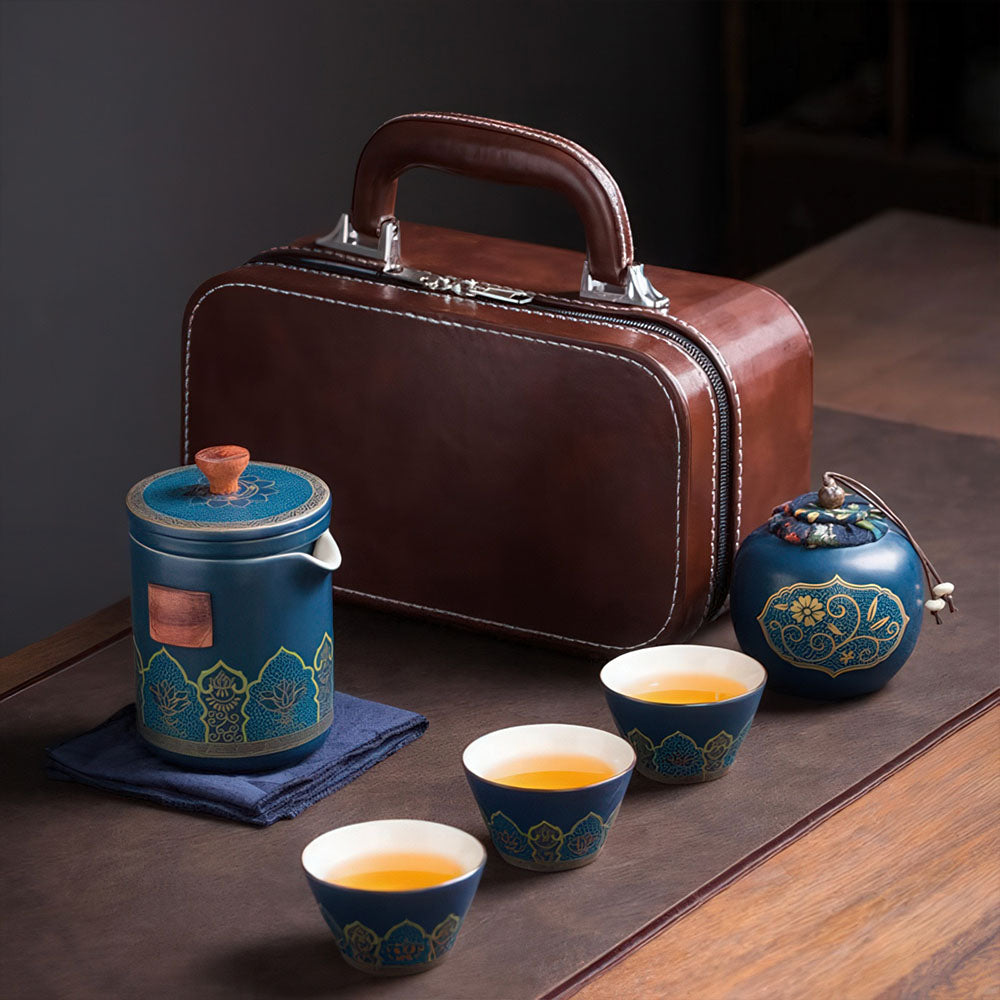 Le service à thé chinois ancien bleu présenté avec sa mallette de transport marron.