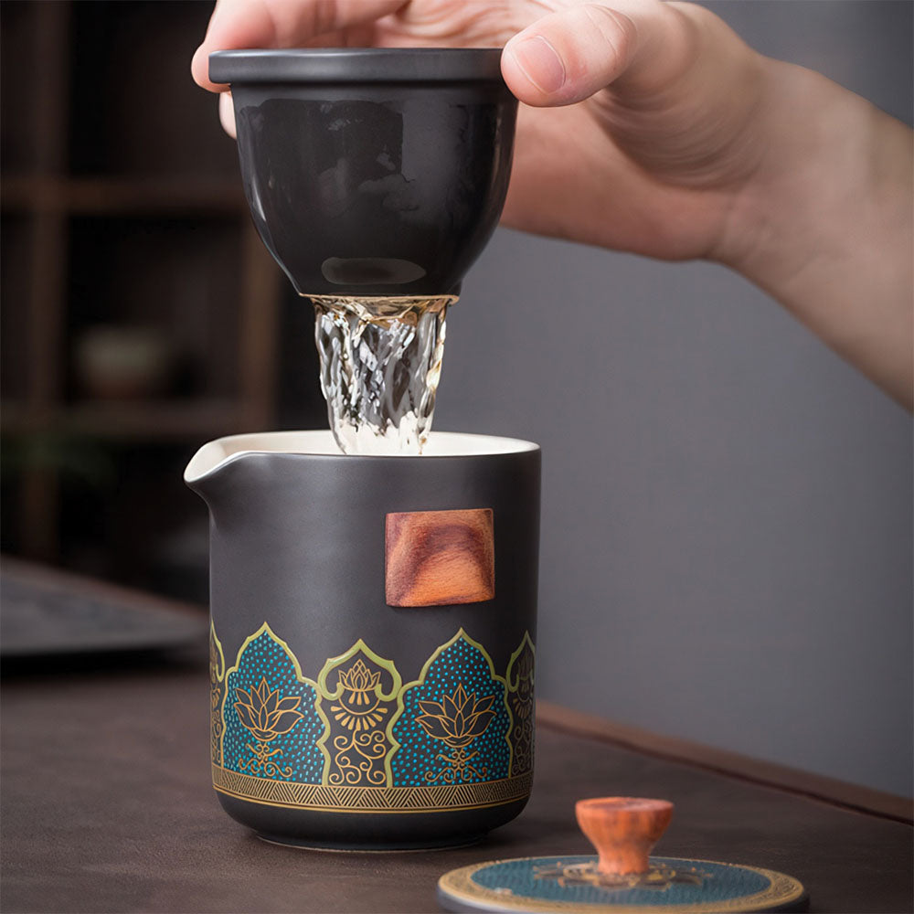 Théière du service à thé chinois ancien avec son filtre intégré durant l'infusion.