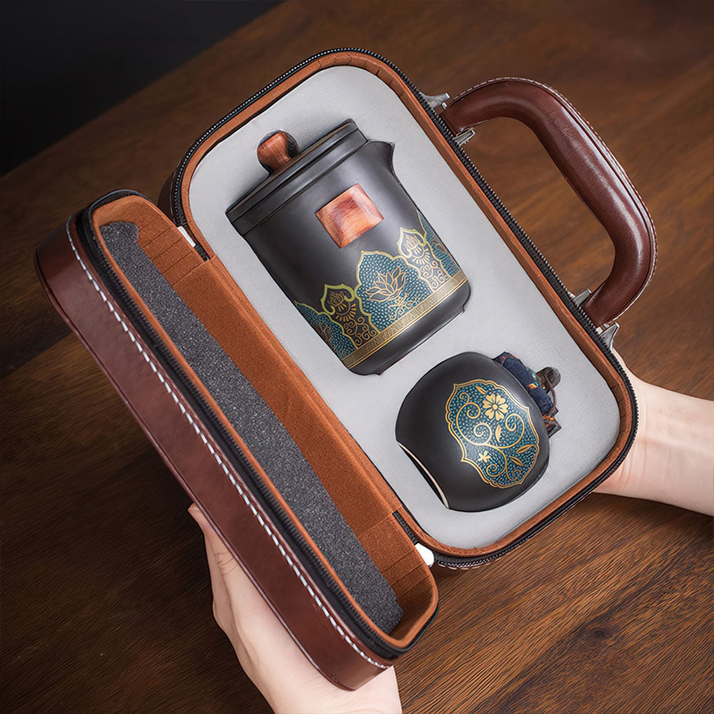 Rangement optimisé du service à thé chinois ancien noir dans sa mallette de protection.