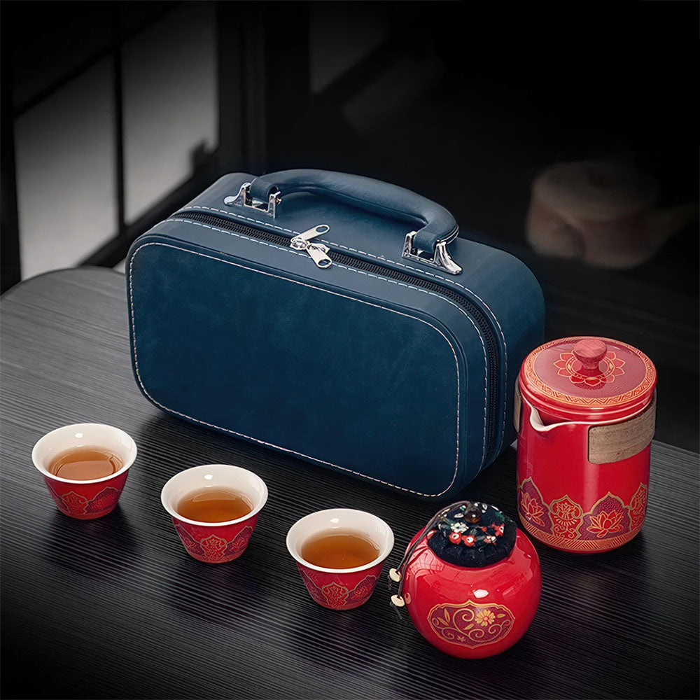Vue d'ensemble de la variante rouge de notre service à thé de voyage.