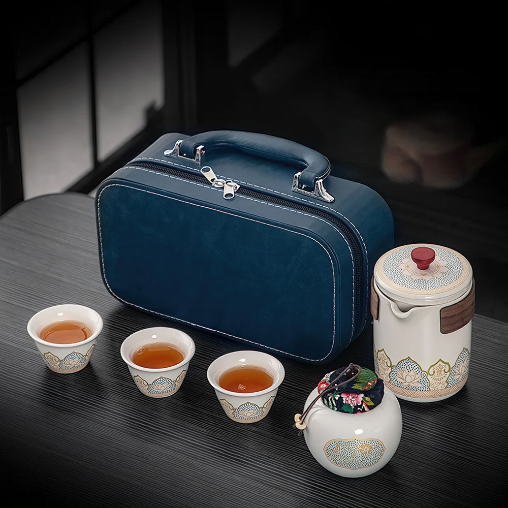 Set de thé de voyage de couleur blanche, pureté et élégance.