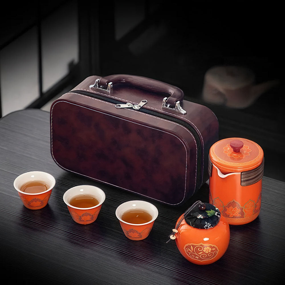 Variante orange de notre service à thé en céramique, avec sa mallette.