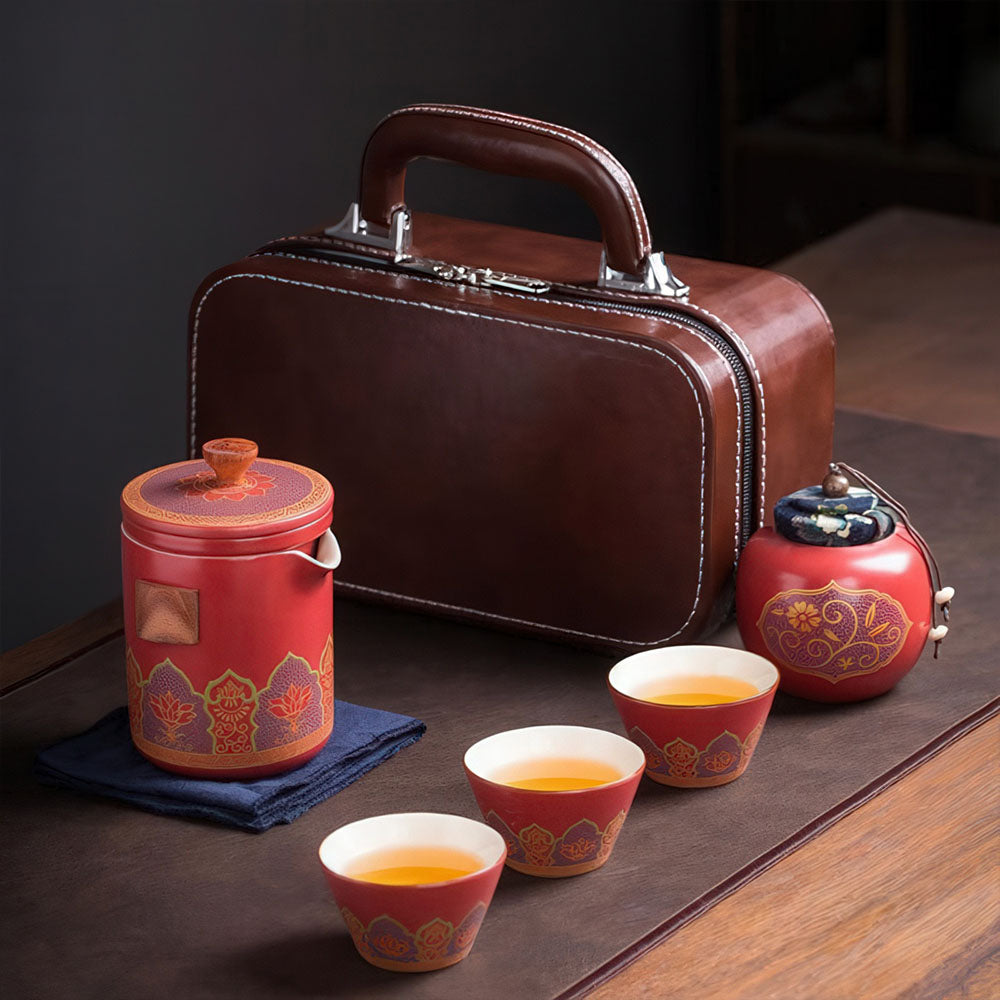 Le service à thé chinois ancien complet en couleur rouge, avec sa mallette de transport.