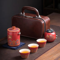 Thumbnail for Le service à thé chinois ancien complet en couleur rouge, avec sa mallette de transport.