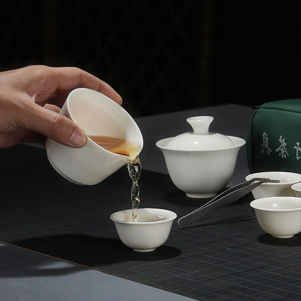 Service du thé depuis le pichet verseur du service en porcelaine vintage dans une tasse.