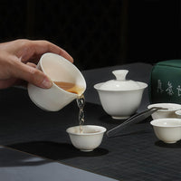 Thumbnail for Service du thé depuis le pichet verseur du service en porcelaine vintage dans une tasse.
