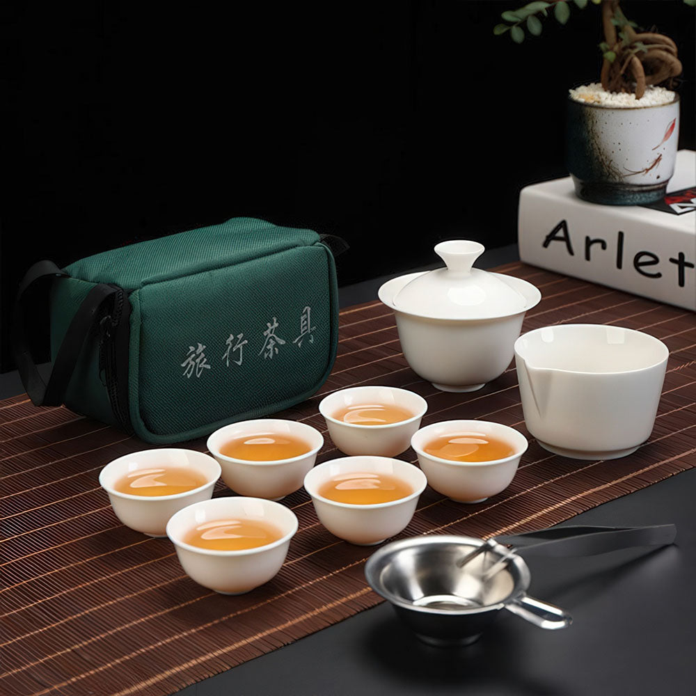 Le service à thé chinois en porcelaine vintage, complet avec son gaiwan, ses tasses et sa housse.