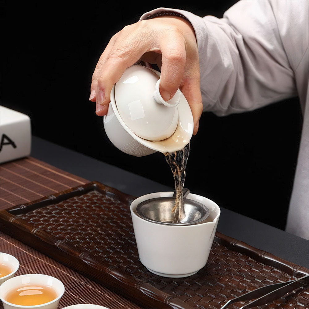Démonstration de la technique du gaiwan, un outil précis pour l'infusion.