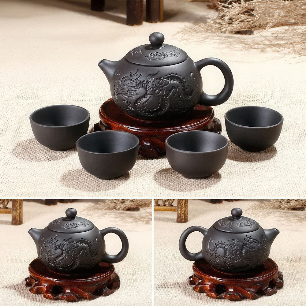 Service à thé chinois en terre cuite noire, avec une théière dragon et ses quatre tasses.
