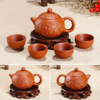 Thumbnail for Service à thé chinois en terre cuite rouge avec une théière sculptée d'un dragon et quatre tasses.