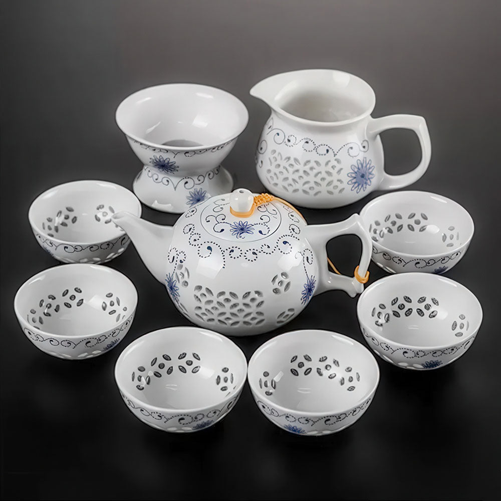 Le service à thé chinois vintage en porcelaine, variante avec des motifs floraux bleus.