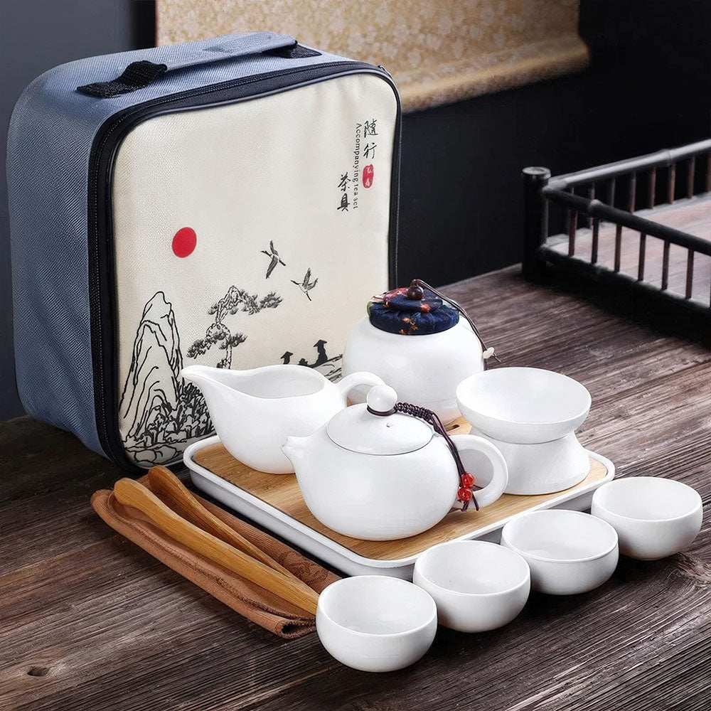 Set de thé en porcelaine blanche de style Dehua, symbole de pureté et de raffinement.