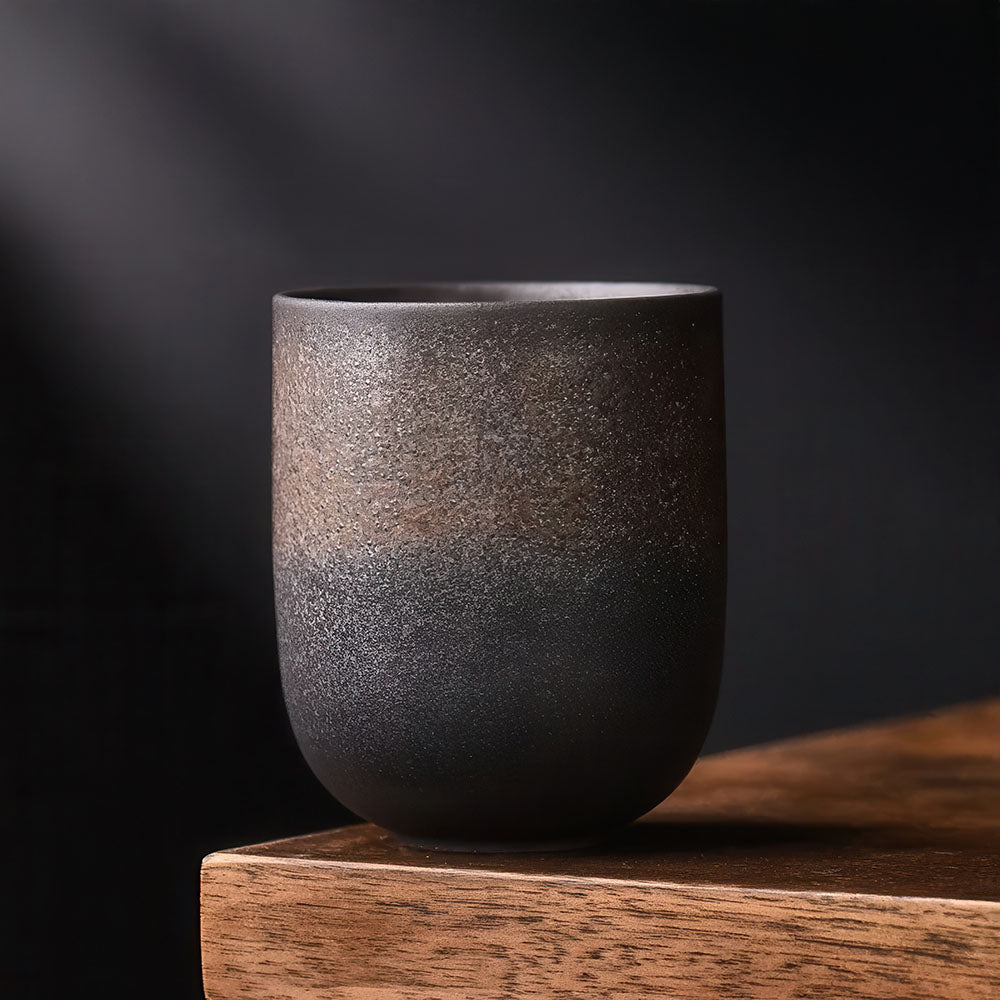 Poterie artisanale de Chine, finition texturée noire et reflets bronze