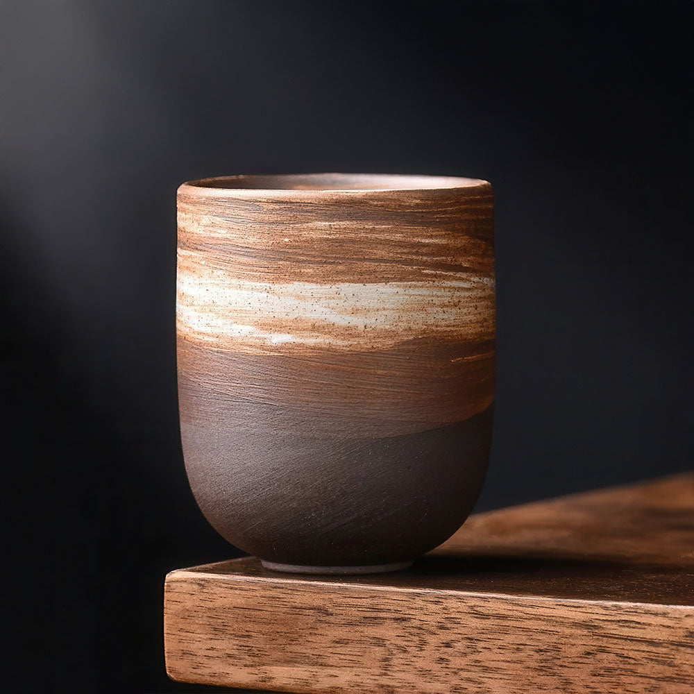 Tasse chinoise en céramique avec une finition distinctive à effet brossé marron et blanc