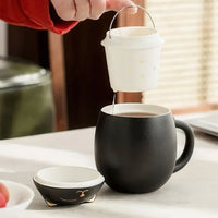 Thumbnail for Retrait du filtre à thé de la tasse après infusion