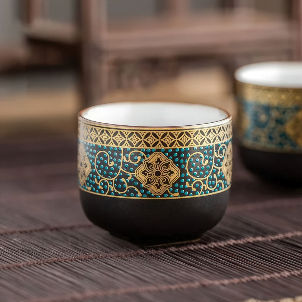 Bol à thé en céramique chinoise avec des ornements traditionnels dorés et turquoise