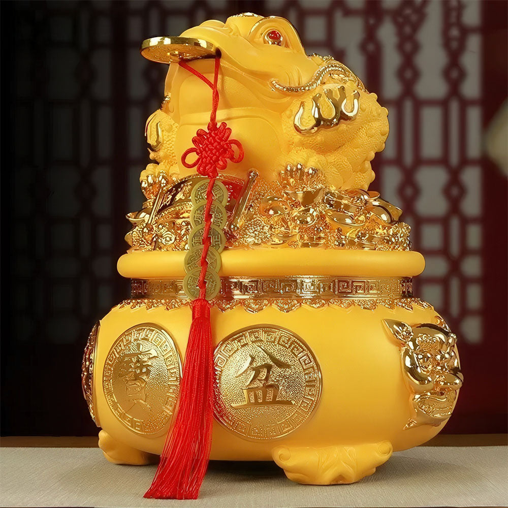 La tirelire porte bonheur chinois avec un chapelet de sapèques traditionnelles.