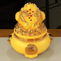 Thumbnail for La tirelire porte bonheur chinois en résine jaune, représentant le crapaud de la fortune.